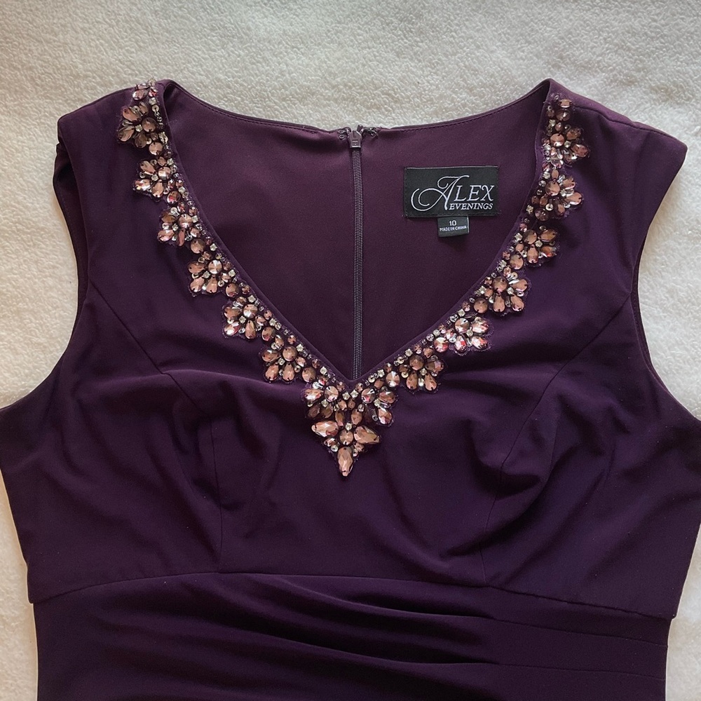 Alex Evenings Embellished V Ned Ruched Sleeveless Dress. Size 10